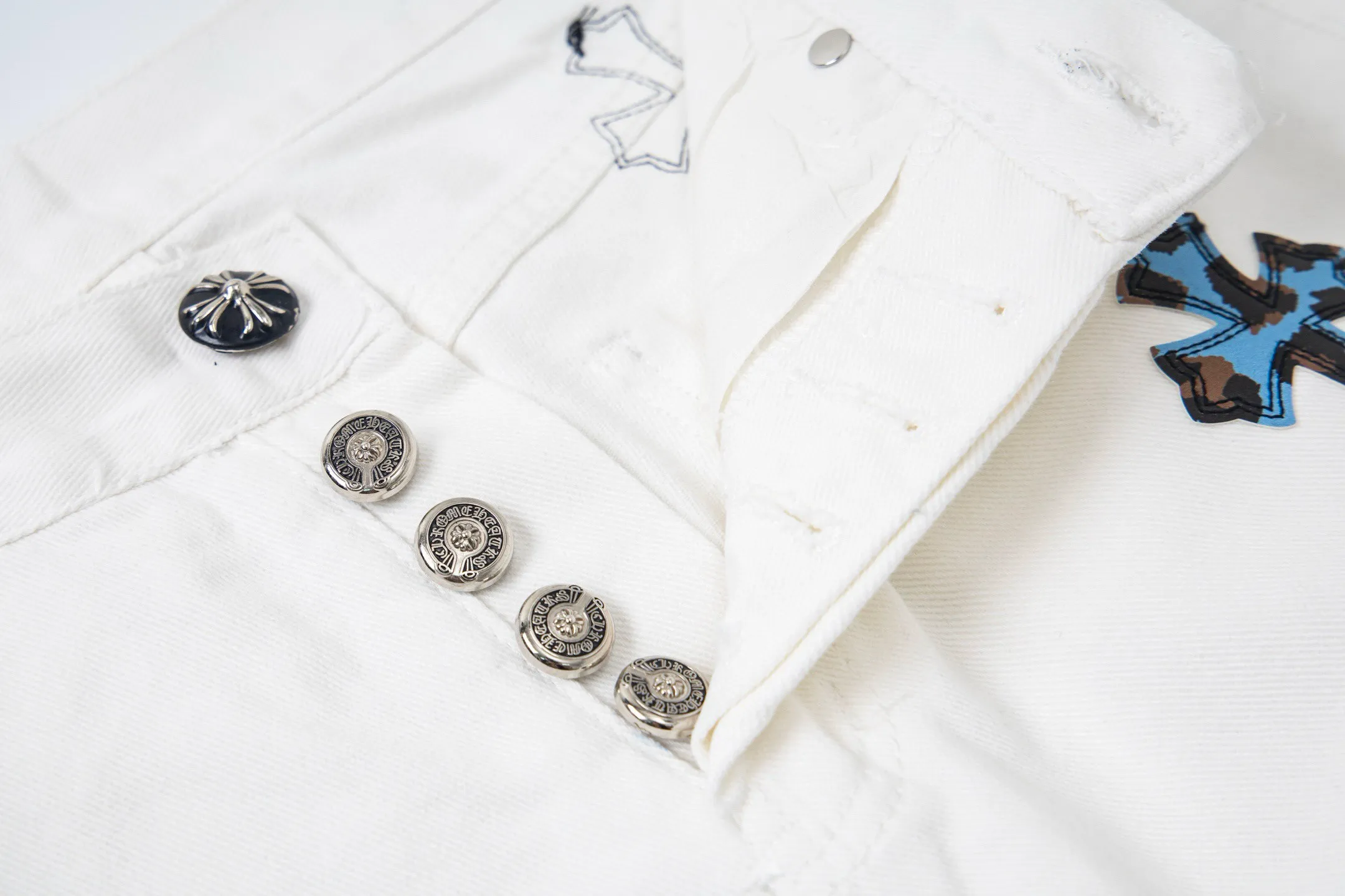 P260 💰 (Top version) Chrome Hearts/Chrome Hearts Classic white and orange cow series colored leather cross washed color fabric unisex denim trousers Vibe style straight stacked god-level version Carbon fine bias denim color cloth Old vintage full set of hardware - Chrome Hearts white cow series The high version uses high-ounce custom fabrics, fermentation washing and soft color fixation, soft and thick to wear. The details are all made by hand-polished craftsmanship. All-over printed jacquard fabric Unique design style. Through multiple processes to create a full retro feel. Unique niche non-contrast shirt. Customized distressed spray-painted buttons. Craftsmanship in every detail. Color: white and orange. Size: 28-30-32-34 (corresponding to S-M-L-XL)